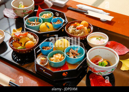 Verschiedene Gerichte in japanischen traditionellen Ryokan, Tokyo, Japan Stockfoto
