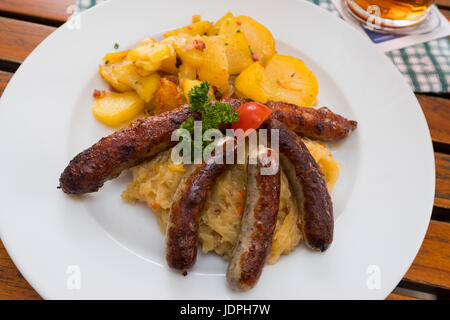 Fränkische Bratwurst, Coburger Bratwurst und Nürnberger Bratwürste mit Sauerkraut und Bratkartoffeln, Coburg, Oberfranken Stockfoto