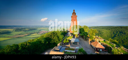 Kyffhäuser-Denkmal, hinten die Goldene Aue, in der Nähe von Bad Frankenhausen, Thüringen, Deutschland Stockfoto