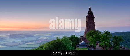 Kyffhäuser-Denkmal im Abendlicht, hinten die Goldene Aue, in der Nähe von Bad Frankenhausen, Thüringen, Deutschland Stockfoto