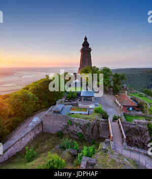 Kyffhäuser-Denkmal im Abendlicht, hinten die Goldene Aue, in der Nähe von Bad Frankenhausen, Thüringen, Deutschland Stockfoto