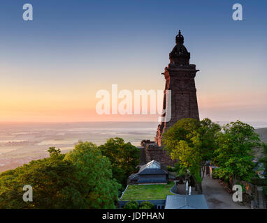 Kyffhäuser-Denkmal im Abendlicht, hinten die Goldene Aue, in der Nähe von Bad Frankenhausen, Thüringen, Deutschland Stockfoto