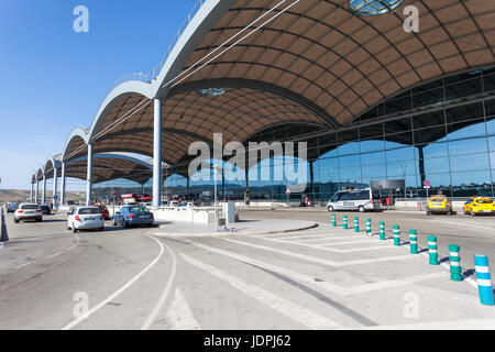 Alicante, Spanien - 27. Mai 2017: Außenansicht von dem internationalen Flughafen von Alicante in Spanien Stockfoto