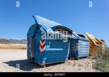 Bunte Abfallbehälter für verschiedene Arten von Abfällen in Spanien Stockfoto