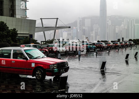 Regnerischen Tag in Hongkong und rote Taxis Warteschlange Stockfoto