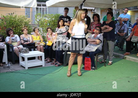 Arzano, Italien. 20. Juni 2017. Alessandra Clemente in Arzano zur Unterstützung von Fiorella Esposito. Die Veranstaltung soll Fiorella Esposito, Kandidatin für das Bürgermeisteramt in der Gemeinde Arzano im Hinblick auf die Wahlergebnisse Runde unterstützen. Alessandra Clemente, als "Stadtrat für Jugend und Jugendpolitik" (Assessore Ai Giovani e Alle Politiche Giovanili) "von der Stadt von Neapel. Bildnachweis: Salvatore Esposito/Pacific Press/Alamy Live-Nachrichten Stockfoto