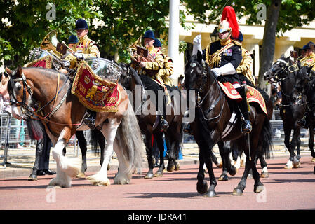 Berittene Band der Household Cavalry während der Trooping the Colour 2017 in der Mall, London, Großbritannien Stockfoto