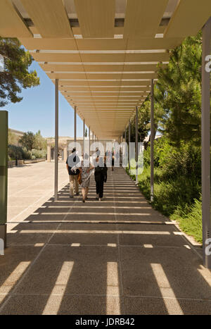 Rückansicht der Museumsbesucher eine Route der Passage im Israel Museum, Jerusalem, berühmt für seine Kunstsammlung und die Schriftrollen vom Toten Meer hinunter. Stockfoto