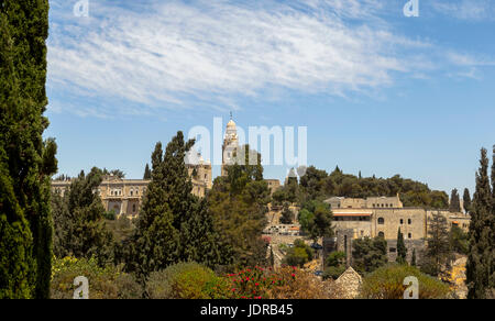 Ansicht der Benediktinerabtei Dormitio auf dem Berg Zion, Jerusalem, Israel, nur außerhalb der Mauern der Altstadt in der Nähe der Zionstor. Stockfoto