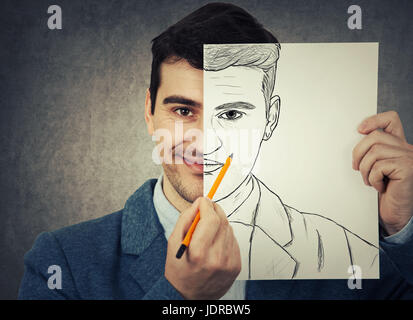 Porträt eines lächelnden Geschäftsmann versteckt eine halbe Gesicht mit einer weißen leeren Papier zeichnen seine echte wütend Emotion. Neue Identität, graue Wand Hintergrund erstellen Stockfoto