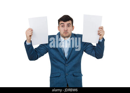 Verwirrt junger Geschäftsmann mit zwei weiße Papiere in Händen, isoliert auf weißem Hintergrund. Menschliche Emotionen, Gesicht Ausdruck Wahrnehmung Lebenskonzept. Stockfoto