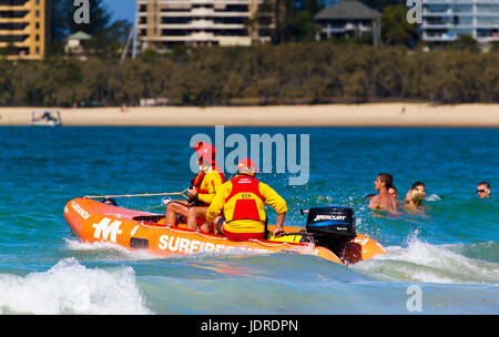 Surf Rescue Boot aufbrechen, um zu retten Stockfoto