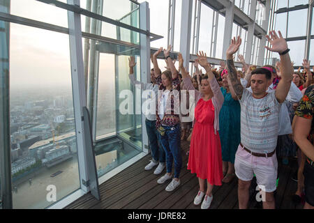 Man feiert die Sommersonnenwende den Blick von der Shard - London höchste Aussichtsplattform an der Spitze der The Shard, der westlichen Europas höchste Gebäude ist. Stockfoto