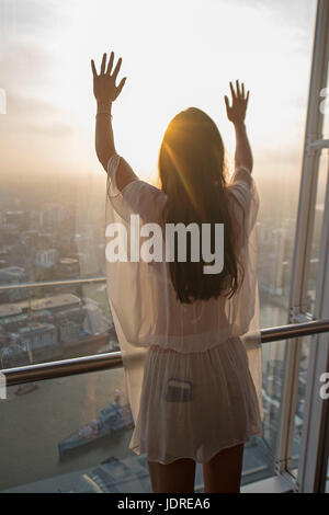 Charlotte Rose feiert die Sommersonnenwende den Blick von der Shard - London höchste Aussichtsplattform an der Spitze der The Shard, der westlichen Europas höchste Gebäude ist. Stockfoto