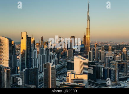 Dubais Wolkenkratzer bei Sonnenuntergang. Landschaftlich reizvolle Skyline. Stockfoto