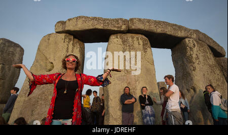 Menschen beobachten Sie den Sonnenaufgang in Stonehenge in Wiltshire zur Sommer-Sonnenwende. Stockfoto