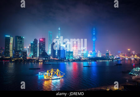 Panorama Blick über einer modernen Großstadt bei Nacht. Shanghai, China. Nächtliche Skyline mit beleuchteten Wolkenkratzern. Stockfoto