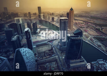 Luftaufnahme über die Exekutive Türme der Innenstadt von Dubai, Vereinigte Arabische Emirate. Stockfoto