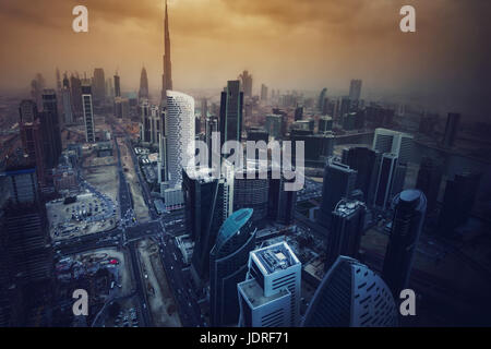 Architektur einer modernen Großstadt in dramatisches Licht. Luftaufnahme über die Wolkenkratzer von Downtown Dubai, Vereinigte Arabische Emirate. Stilisierte Skyline. Stockfoto