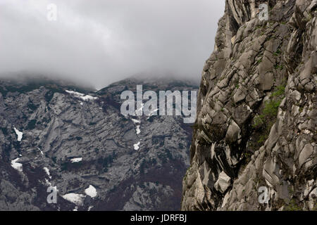 Regen, Wolken und Nebel auf den felsigen Gipfeln und Wald im Nationalpark Paklenica, Kroatien Stockfoto