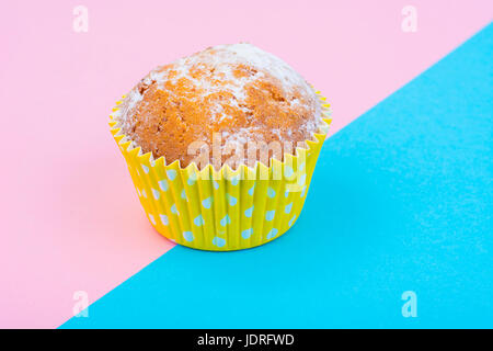Leckere Muffins auf Pastell Hintergrund. Minimale Food-Konzept. Studio Photo Stockfoto