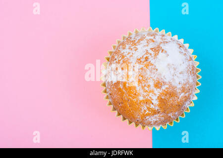 Leckere Muffins auf Pastell Hintergrund. Minimale Food-Konzept. Studio Photo Stockfoto