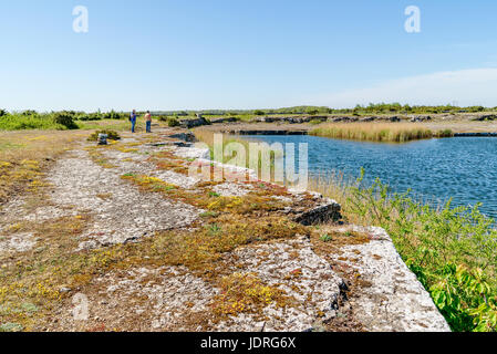 Öland, Schweden - 28. Mai 2017: Reisedokumentation von Menschen zu Fuß entlang einer verlassenen und wassergefülltem Kalksteinbruch verwandelte sich in ein Freizeit hiki Stockfoto