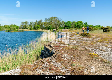 Öland, Schweden - 28. Mai 2017: Reisedokumentation von Menschen zu Fuß entlang einer verlassenen und wassergefülltem Kalksteinbruch verwandelte sich in ein Freizeit hiki Stockfoto