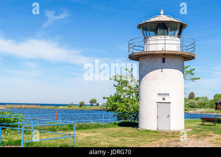 Degerhamn, Öland, Schweden - 28. Mai 2017: Reisen Sie Dokumentarfilm auf den kleinen Leuchtturm Ingrunden im Hafen. Stockfoto