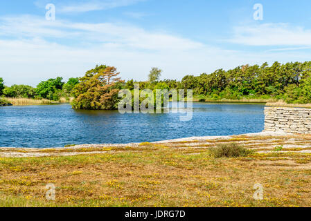 Wassergefüllte Kalksteinbruch verwandelte sich in ein Freizeit Wandergebiet nachdem Bergbaubetriebe geschlossen. Lage Öland in Schweden. Stockfoto