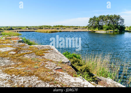 Wassergefüllte Kalksteinbruch verwandelte sich in ein Freizeit Wandergebiet nachdem Bergbaubetriebe geschlossen. Lage Öland in Schweden. Stockfoto