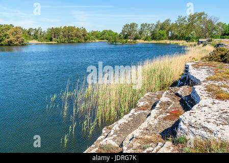 Wassergefüllte Kalksteinbruch verwandelte sich in ein Freizeit Wandergebiet nachdem Bergbaubetriebe geschlossen. Lage Öland in Schweden. Stockfoto