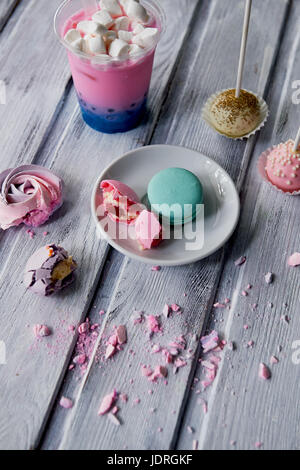 Schöne Süßigkeiten Pastelltönen auf einem schönen hölzernen Hintergrund. Ästhetisches Bild. Essen, Kochen, für Kinderfeste Stockfoto