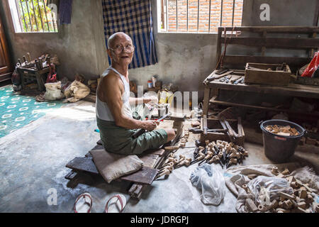 Bilu Insel, Mawlamyine, Myanmar. Handwerker machen Tabakpfeifen, Heimarbeit auf Bilu. Stockfoto