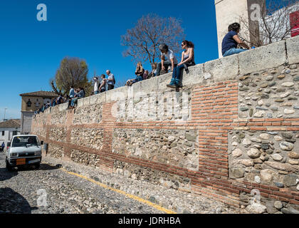 Personen an der Alhambra vom Mirador de San Nicolas, Granada, Andalusien, Spanien, Europa Stockfoto