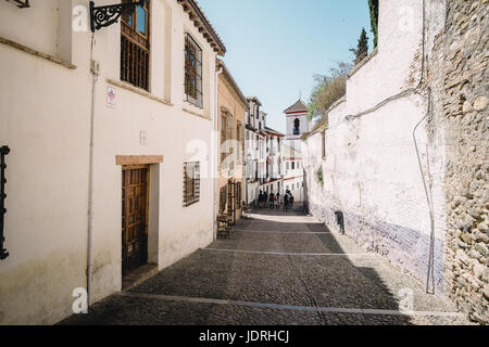 Straße hoch oben in Granada im arabischen Viertel, Andalusien, Spanien Stockfoto