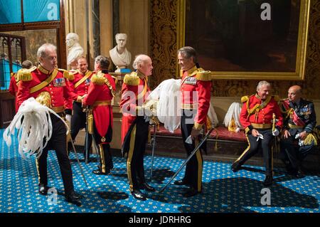 Mitglieder des Honourable Corps of Gentlemen at Arms sammeln in Norman Veranda, Vorbereitung zur Teilnahme an der Parlamentseröffnung am Palace of Westminster, London. Stockfoto