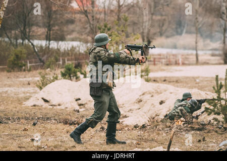 Gomel, Weißrussland - 26. November 2016: Re-Enactor verkleidet als deutsche Wehrmacht Infanterie Soldat im zweiten Weltkrieg Kaminfeuer aus Maschinenpistole während Hist Stockfoto