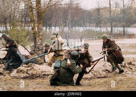 Gomel, Weißrussland - 26. November 2016: Re-enactment verkleidet als russische Soldaten der Roten Armee und deutsche Wehrmacht Infanterie Soldaten im zweiten Weltkrieg kämpfen D Stockfoto