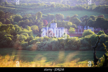 Das Krankenhaus der Hl. Kreuz und Armenhaus des Edlen Armut im Abendlicht in der Nähe von Winchester, Hampshire, UK, als von der Hl. Katharina's Hill gesehen Stockfoto