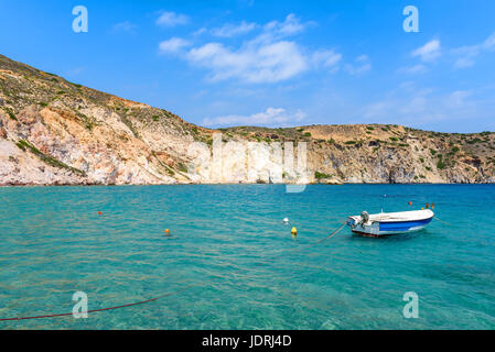 Weißes Boot ankern in der Bucht Firopotamos mit smaragdgrünes Meerwasser, Milos, Kykladen, Griechenland. Stockfoto