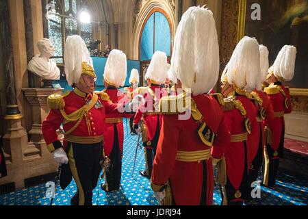 Mitglieder des Honourable Corps of Gentlemen at Arms sind in Norman Veranda geprüft, Vorbereitung zur Teilnahme an der Parlamentseröffnung am Palace of Westminster, London. Stockfoto