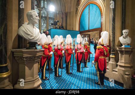 Mitglieder des Honourable Corps of Gentlemen at Arms in Norman Veranda, während die Zustand-Öffnung des Parlaments am Palace of Westminster, London. Stockfoto