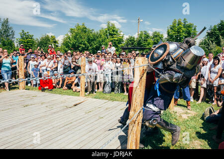 Ethnologisches, Belarus - July19, 2014: Denkmalpflege der ritterlichen Kämpfe auf Festival der mittelalterlichen Kultur. Ritter im Kampf mit Schwertern Stockfoto