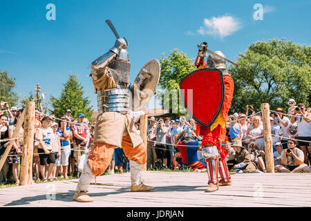 Ethnologisches, Belarus - July19, 2014: Denkmalpflege der ritterlichen Kämpfe auf Festival der mittelalterlichen Kultur. Ritter im Kampf mit Schwertern Stockfoto