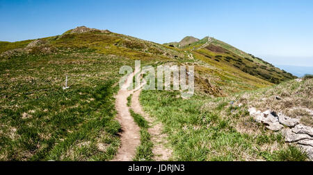 Panorama der Mala Fatra Gebirge mit Hügeln, Wanderweg, Wiese und klaren Himmel während Wandern krivan Hill in der Slowakei zu velky Stockfoto