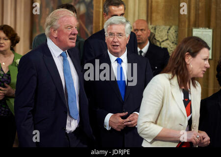 Defence Secretary Sir Michael Fallon geht über die zentrale Lobby des Palace of Westminster zurück in das House Of Commons aus dem House Of Lords nach dem Anhören der Thronrede während der Parlamentseröffnung in London verliehen. Stockfoto