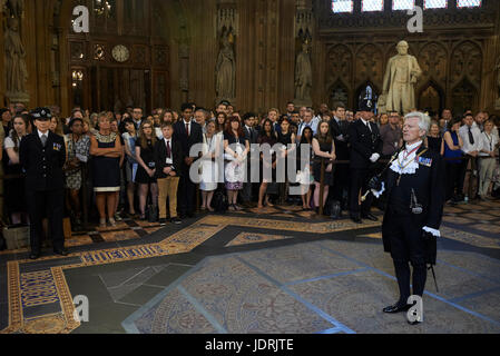 Gentleman Usher of the Black Rod, David Leakey steht in der Central Lobby des Palace of Westminster vor Einberufung der Mitglieder des Parlaments in das House Of Commons zu hören die Thronrede während der Parlamentseröffnung in London verliehen. Stockfoto