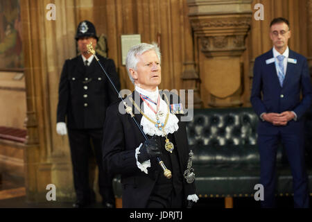 Gentleman Usher of the Black Rod, David Leakey geht durch die zentrale Lobby des Palace of Westminster, das House Of Commons, Mitglieder des Parlaments zu hören der Rede der Königin während der Parlamentseröffnung Zeremonie in London zu beschwören. Stockfoto