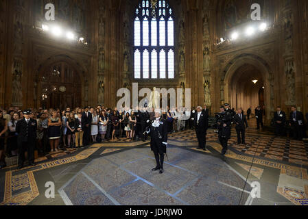 Gentleman Usher of the Black Rod, David Leakey steht in der Central Lobby des Palace of Westminster vor Einberufung der Mitglieder des Parlaments in das House Of Commons zu hören die Thronrede während der Parlamentseröffnung in London verliehen. Stockfoto